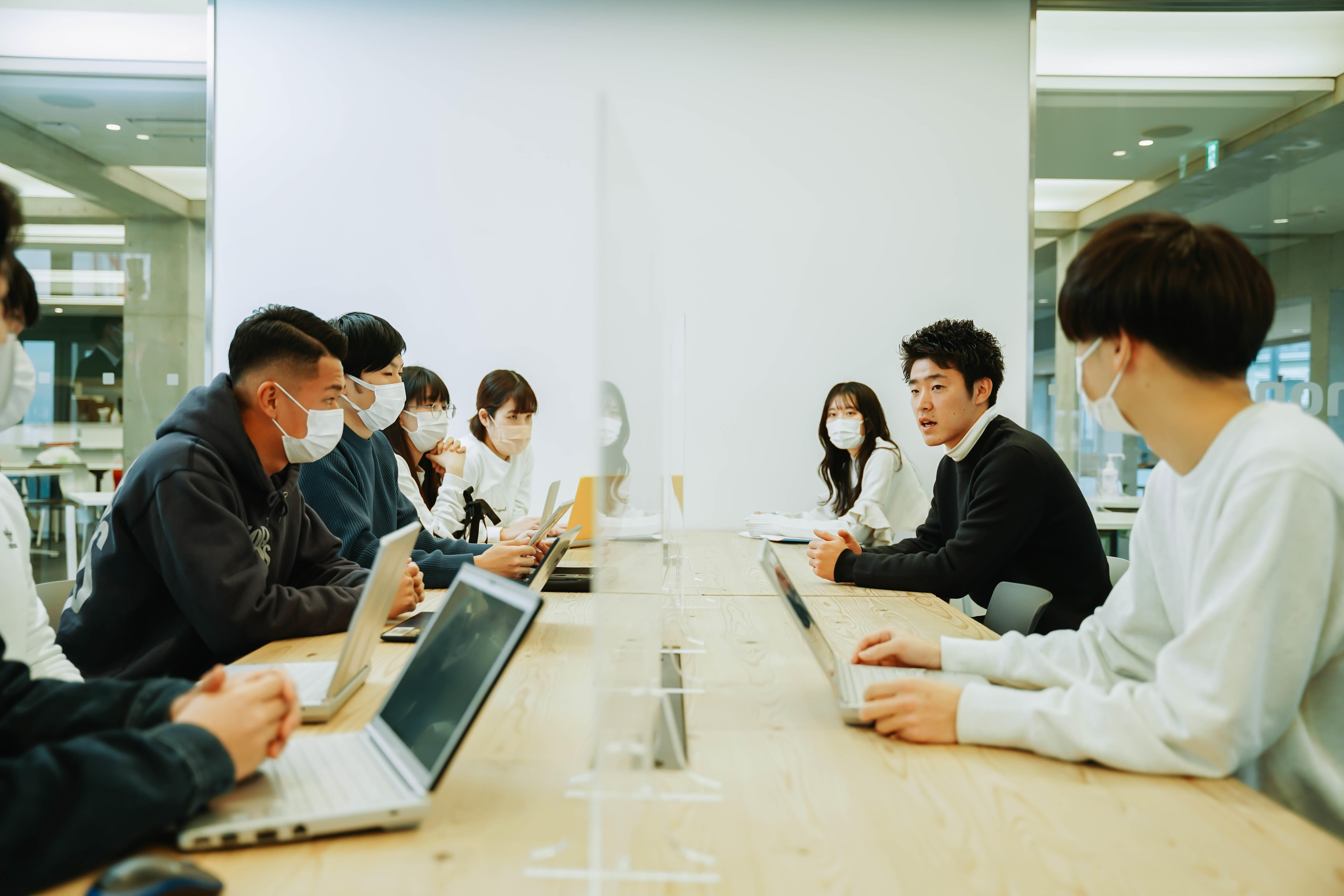 横浜商科大学商学部・伊藤穣教授のゼミが横浜FCと学内カフェのコラボメニューを開発 -- 高木友也選手が来校、試食会やインタビューなどを実施