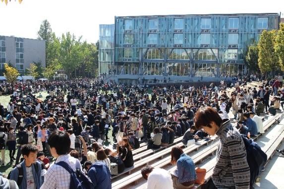 ◆「関西大学 防災Day2018～広がれ！みんなの安全・安心！～」を実施◆　地域のママも参加！近隣住民を巻き込んだ約１万人による大規模避難訓練！～　30の企業・団体が出展する防災啓発ブースも設置し、役立つ防災グッズ・知識を紹介 ～