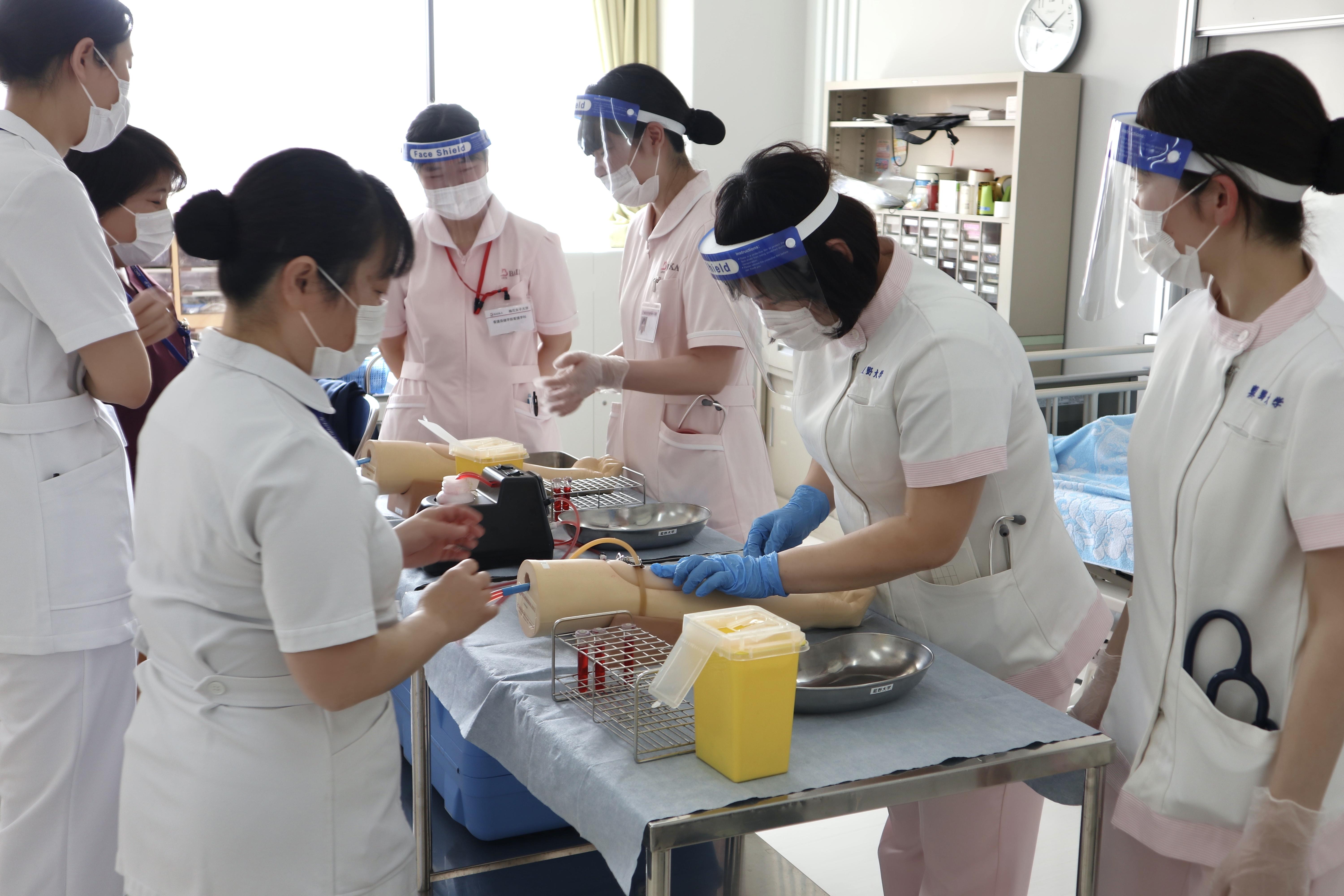 コロナに負けない！　藍野大学×梅花女子大学 コラボ企画「看護学生 卒業直前フォローアップ看護技術演習」を実施しました。
