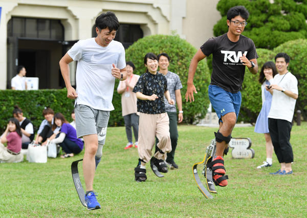 関西学院大学で学生たちがスポーツ用義足を体験　NPO法人STANDの協力で実施