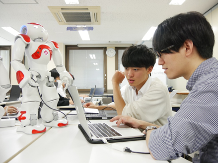 人型ロボット「NAO」を使ったプログラミング授業を実施。クラーク記念国際高等学校が株式会社アウトソージングテクノロジーと連携し、2018年10月1日（月）に公開授業。