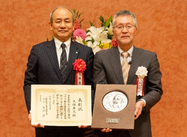 久保康之学長が日本農学賞・読売農学賞を受賞　「ウリ類炭疽病菌の付着器侵入の分子機構に関する研究」 -- 摂南大学