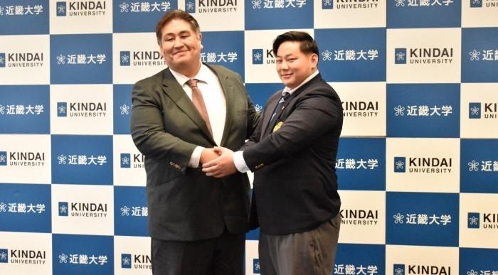 令和6年(2024年)近畿大学卒業 今年七月場所で十両優勝 大相撲 二子山部屋力士 三田関に化粧まわしを贈呈