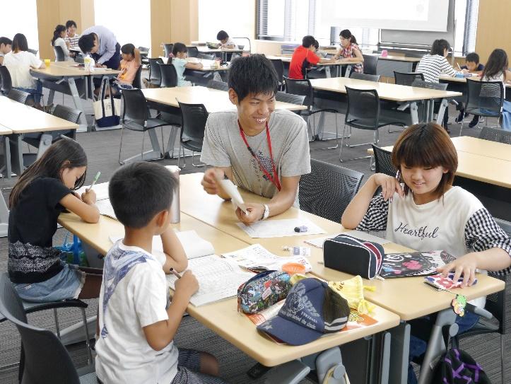 大阪経済大学　小・中学生約30名が、ドリル・図画工作・自由研究などを持ち寄って、大学生のお兄さん・お姉さんと一緒に、夏休みの宿題ラストスパート！大経大キッズカレッジ2019 だいけいだい教室「夏休みの宿題サポート教室」開催