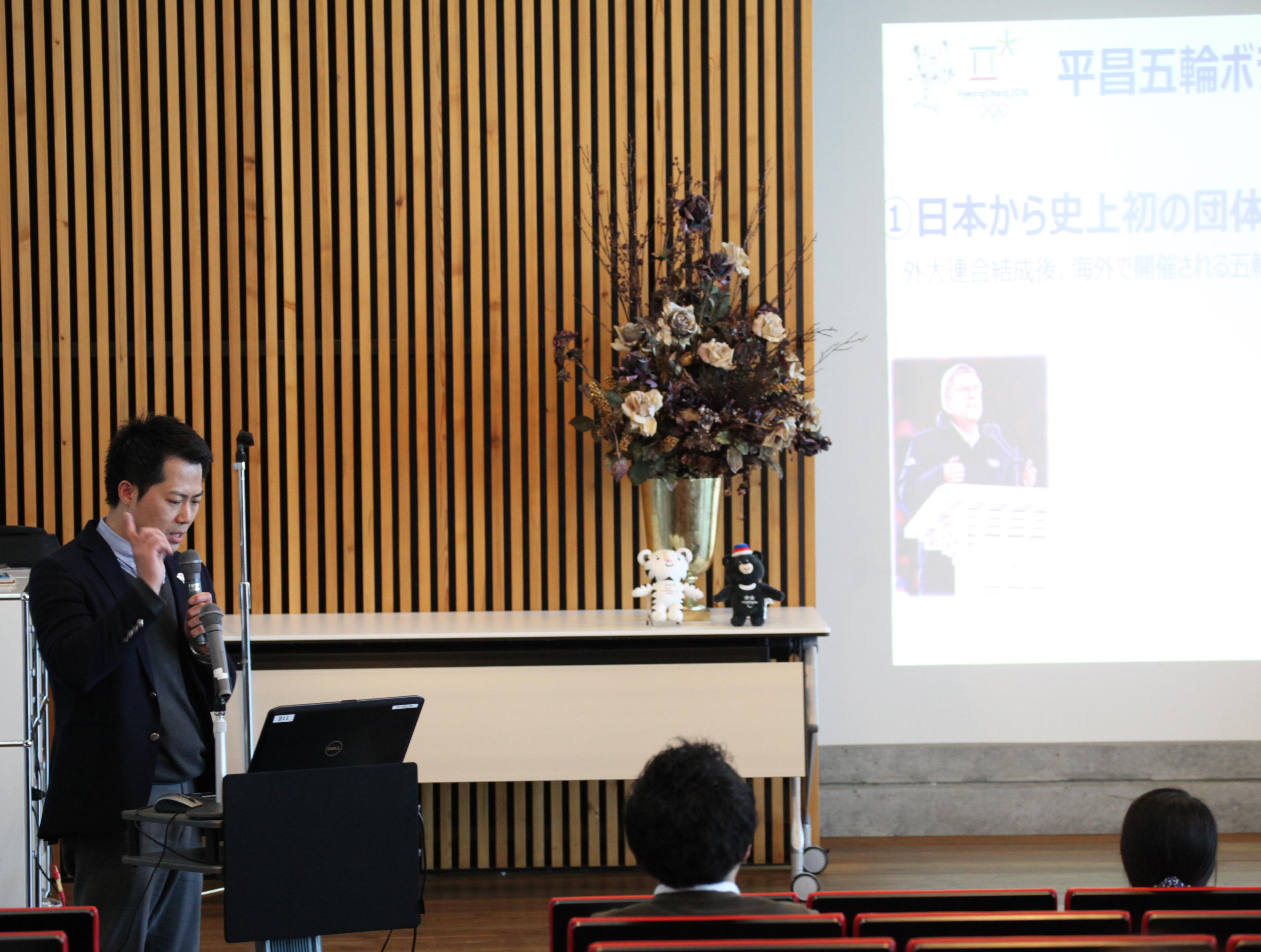 神田外語大学など全国外大連合の学生約100人が、平昌での国際競技大会の言語サービスボランティアとして参加--3月12日に平昌2018冬季オリンピック「ボランティア報告会」が開催された
