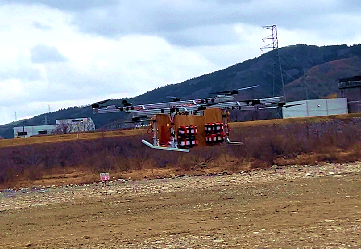 【50kg超を積載した大型試作ドローンの飛行実験に成功】山間地・被災地向け物資輸送用　固定翼大型ドローンの開発に弾み。金沢工業大学 赤坂剛史研究室