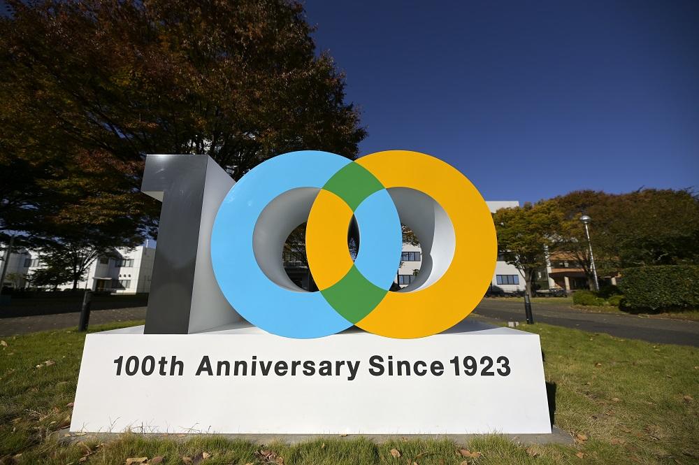東京工芸大学が創立100周年記念モニュメントを公開 -- 2023年に創立100周年を迎える --