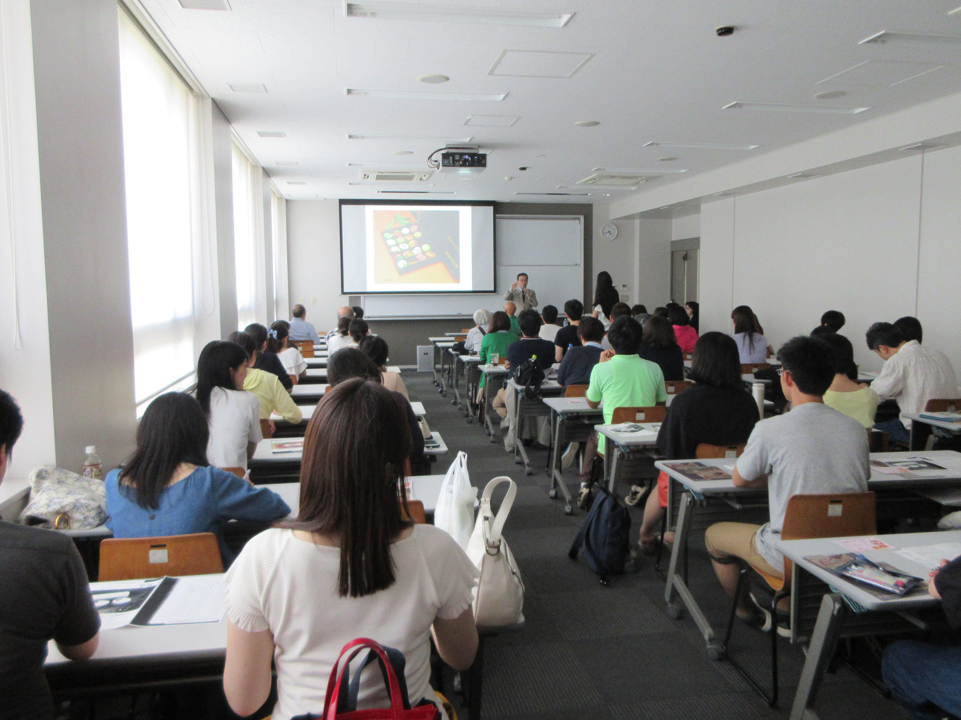 楽しく学んで本を読む！大学図書館セミナーから始まる読書活動