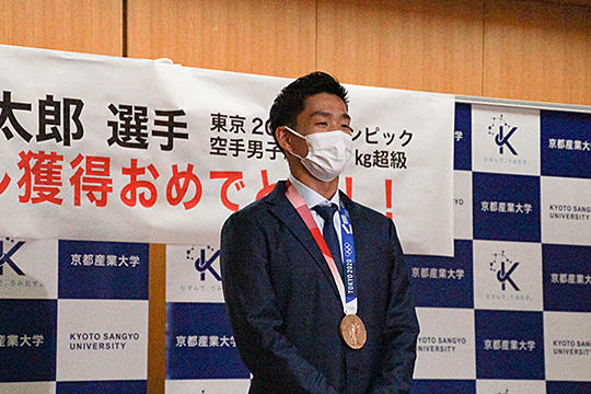 【京都産業大学】東京2020オリンピックの空手競技に出場した荒賀 龍太郎選手が母校を訪問し銅メダル獲得を報告！
