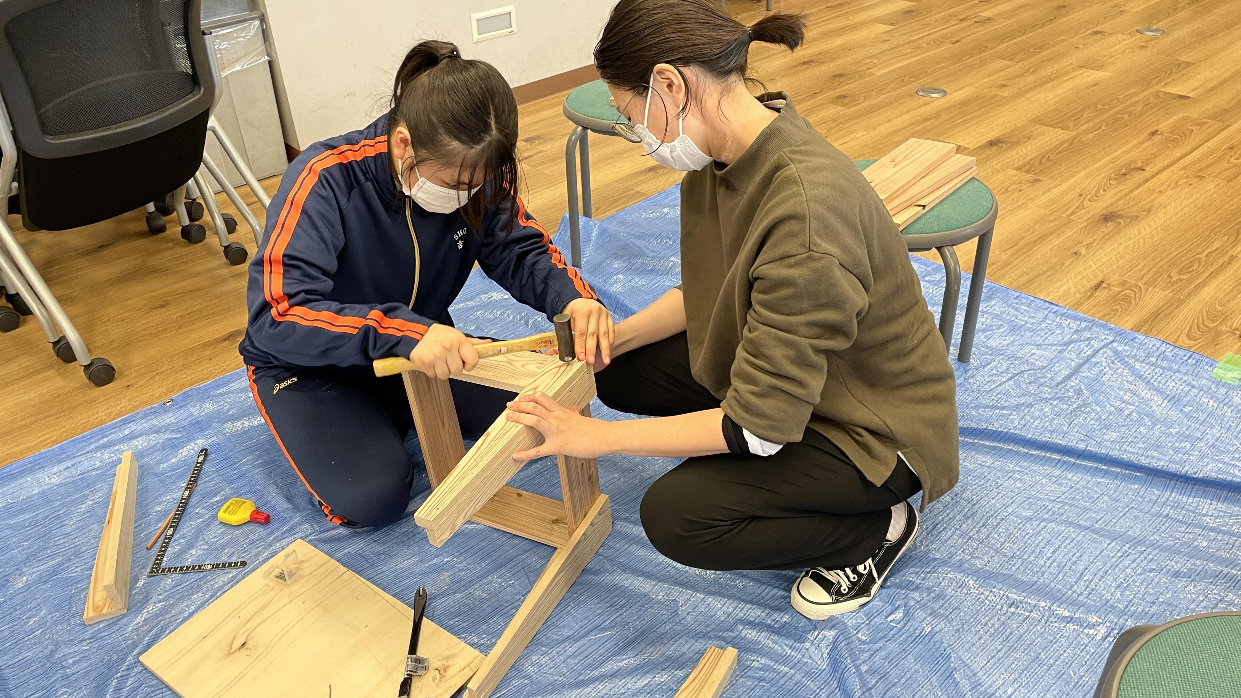 【樟蔭中学校・高等学校】　「おおさか河内材」を活用した木育プロジェクト「つくれるスツールワークショップ」開催