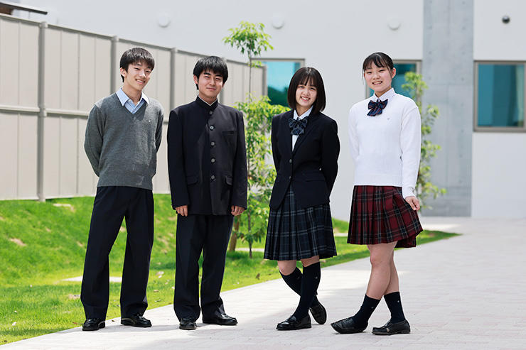 千葉商科大学付属高等学校　2022年度より新デザインの制服にリニューアル。性別に関わらずスラックスを選べる自由選択制も導入