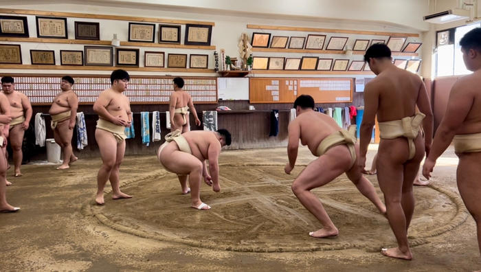 日本政府事業の一環で米国人大学院生ら10人がキャンパスを来訪　相撲部・邦楽部の見学や、近大マグロの試食も