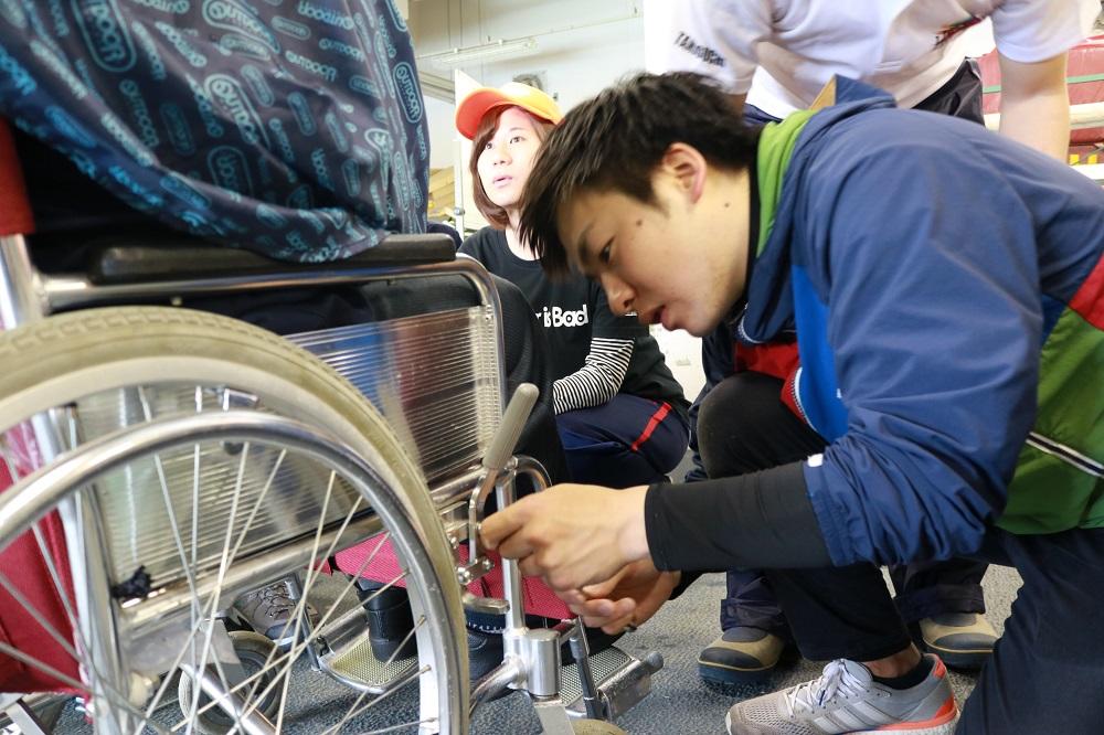 障害者スポーツ大会に2年連続で義肢装具学専攻の学生が車椅子や義足のリペアブースを出展 -- 広島国際大学