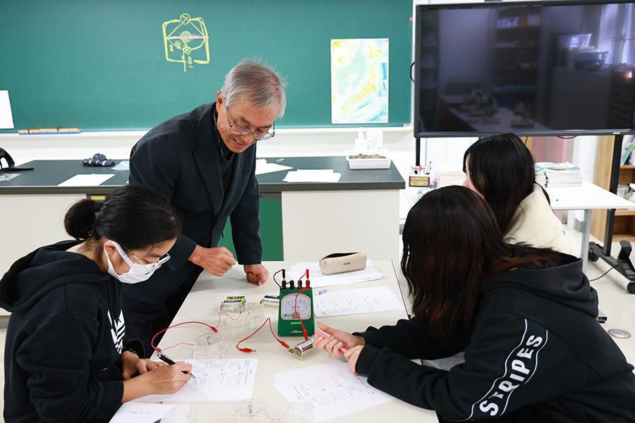 敬愛大学が毎週金曜に理科室を学生に開放 ― 小学校教員志望者が実験を学び直す「理科実験リトライLabo」がスタート!