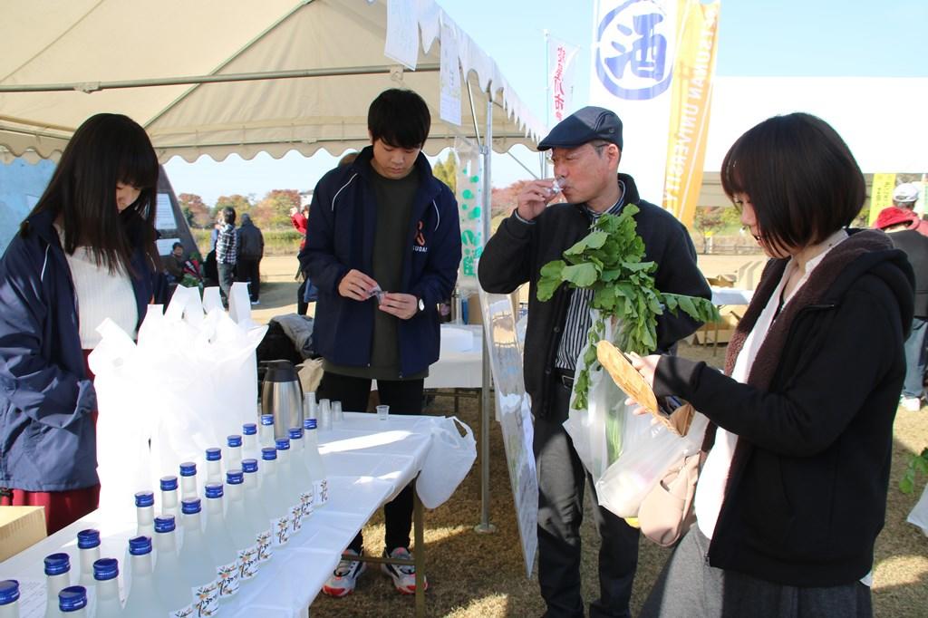 寝屋川市農業まつりで学生が協働開発したお酒「初瀬姫」が完売