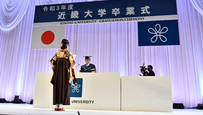 令和4年度近畿大学卒業式を挙行　スペシャルゲストによる卒業生へのメッセージ