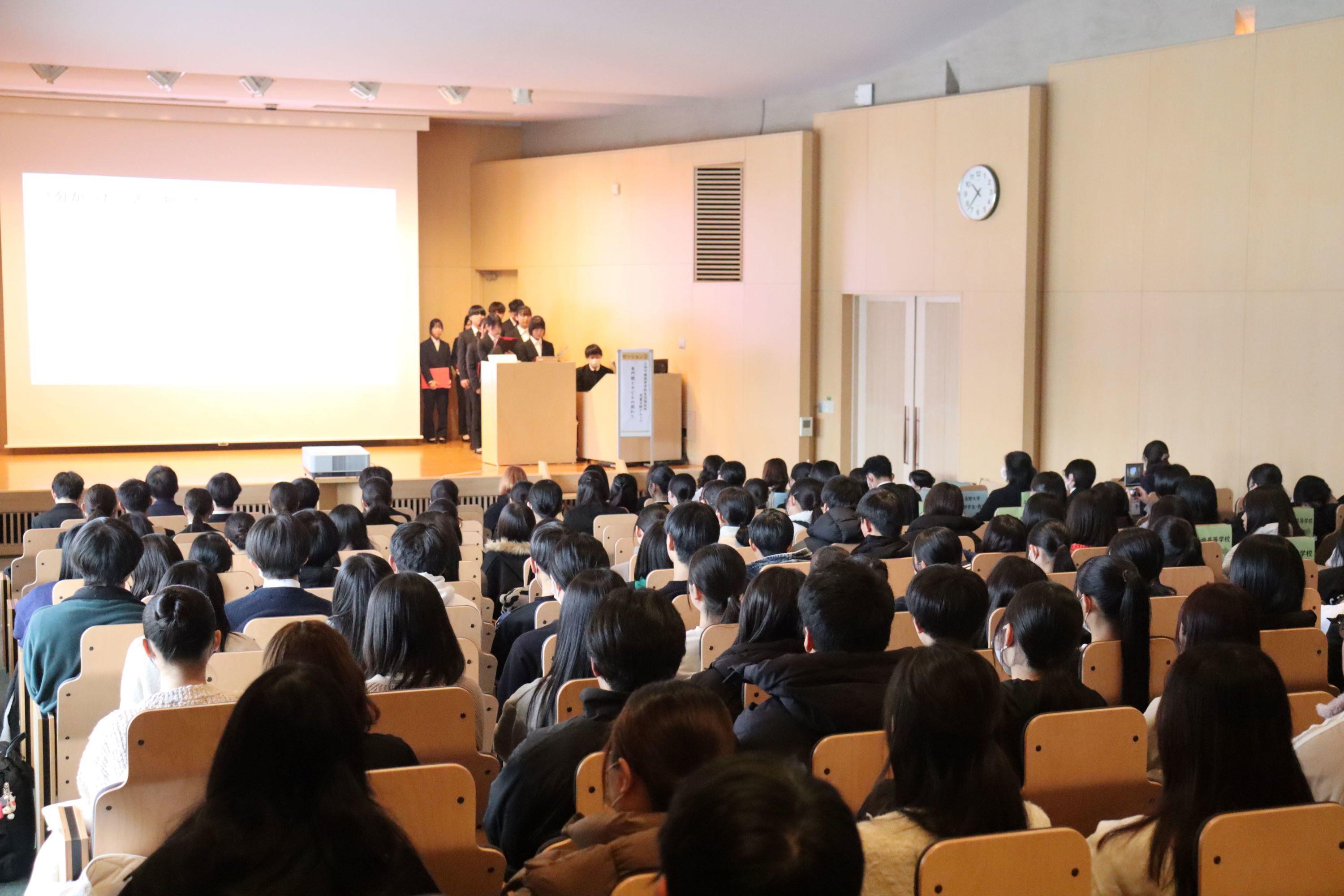 長野大学が12月24日に上田千曲高等学校と「高大連携課題研究発表会」を開催 ― 社会福祉学部の学生と生活福祉科の生徒がそれぞれ学びの成果を発表