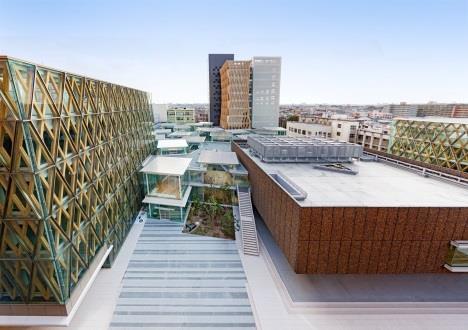 文理融合の学術拠点「ACADEMIC THEATER」開設1周年　1,328,048人が利用 — 近畿大学