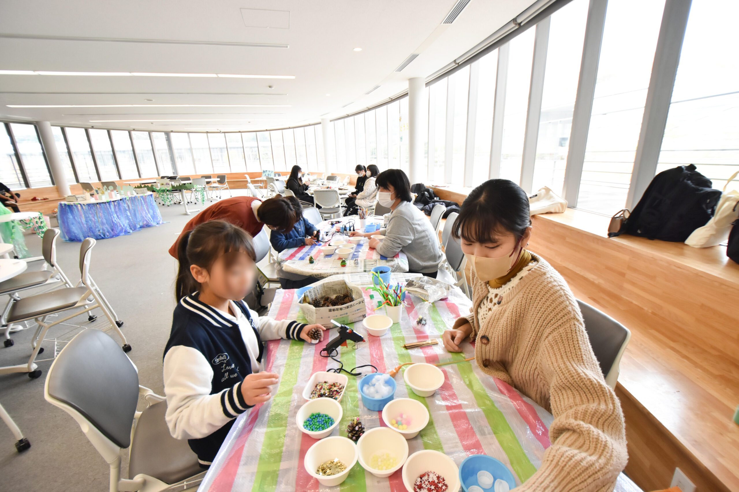 環太平洋大学で4年ぶりに「キッズビジネスパーク2023」を実施 — 岡山の産業や仕事を体験する小学生を現代経営学科の学生がサポート