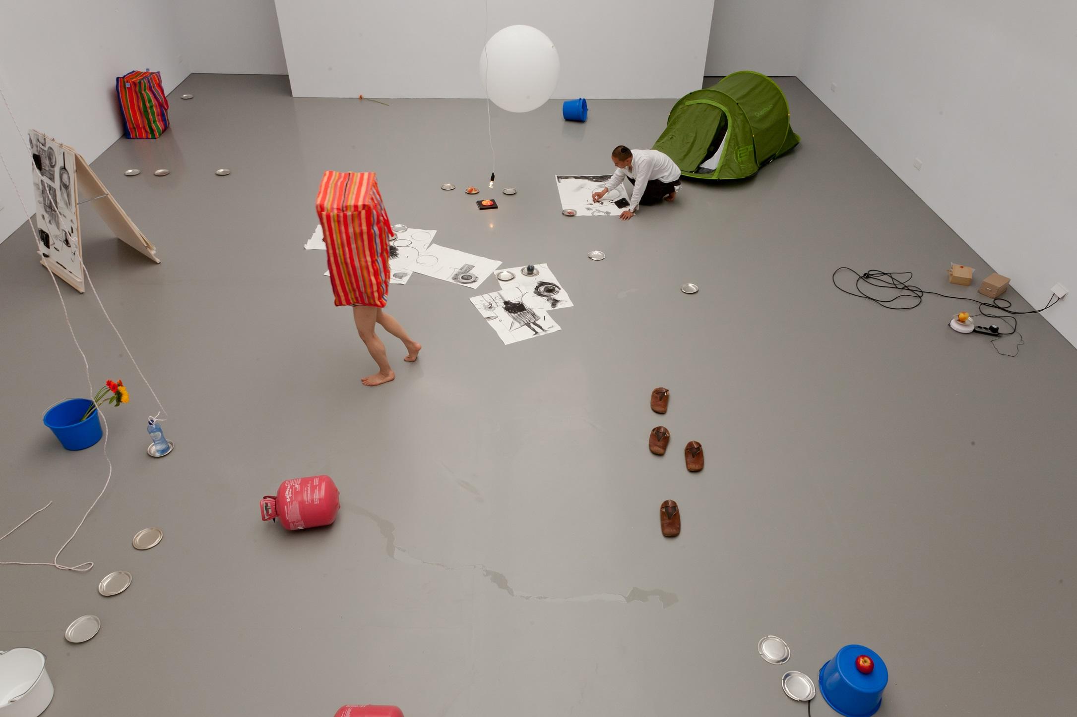 国立新美術館で開催中の「20th DOMANI・明日展」文化庁新進芸術家海外研修制度の成果に卒業生4名が参加 — 多摩美術大学