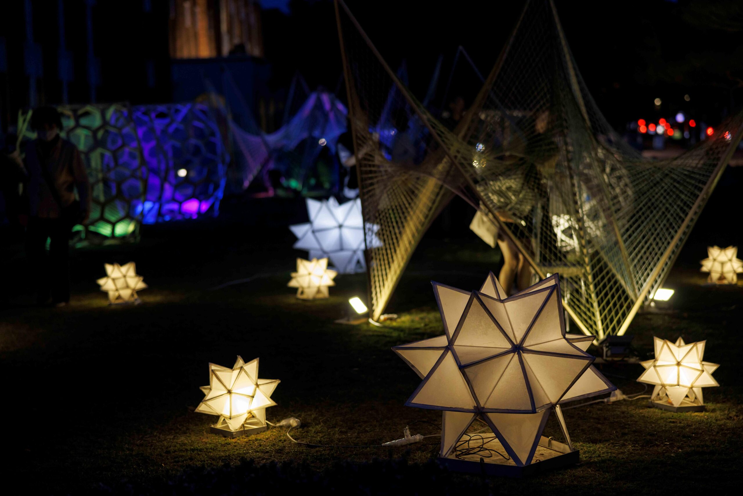 金沢市との新規連携事業金澤月見光路のあかりオブジェやメディアアートがぼんぼり祭りへ「金澤月見光路・湯涌編～ぼんぼり祭りを彩る～」開催のご案内　令和7年10月18日（土）場所：金沢湯涌江戸村