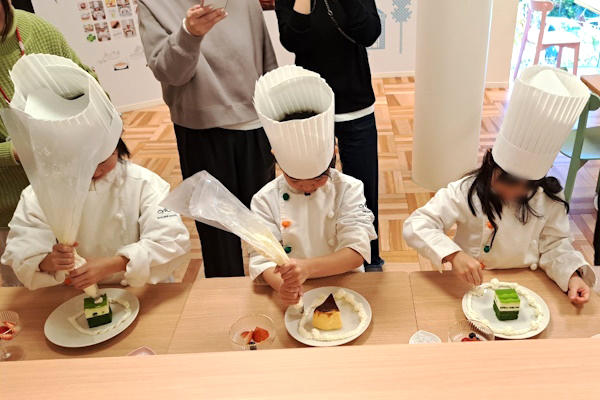 【京都産業大学】親子で幸せな「おやつの時間」を共有しよう！経営学部のゼミ生が洋菓子店「マールブランシュ」で食育体験イベントを開催。