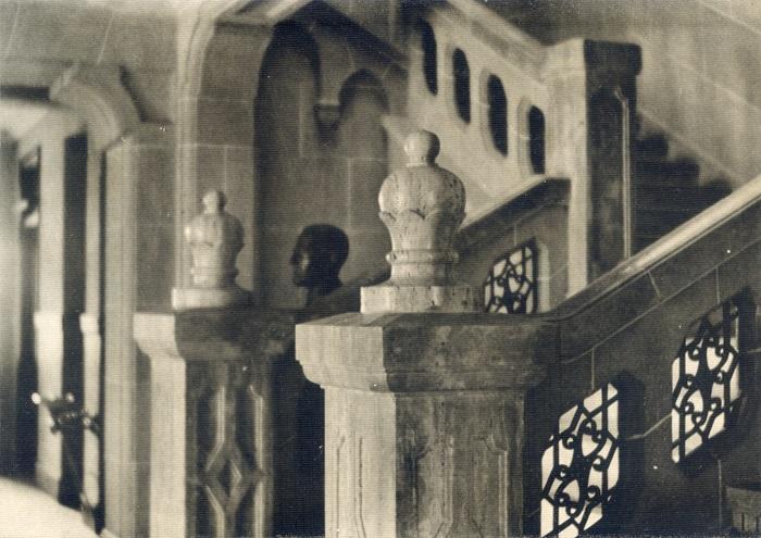 関西学院大学建築学部の石榑督和准教授と学生が戦時中に失われたアイアンワークの復元を目指す ― 戦時中の金属供出で失われた時計台内部手すりのアイアンワーク木製模型を制作