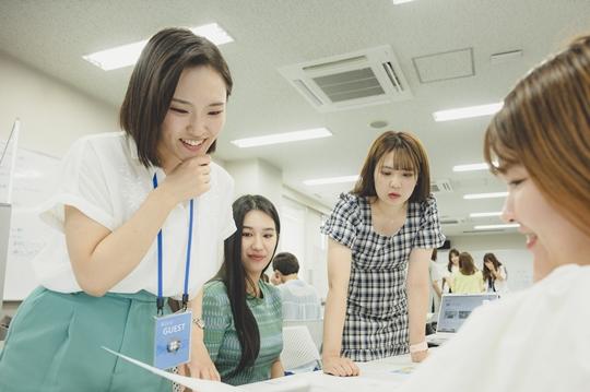 従来のPBLを超えるプログラムとして設計！産業能率大学の革新的な実践型マーケティング教育「マーケティング・イニシアティブ」実施　～1年次から3年次まで段階的に成長！実務経験豊富な卒業生との協働で実践力を磨く～