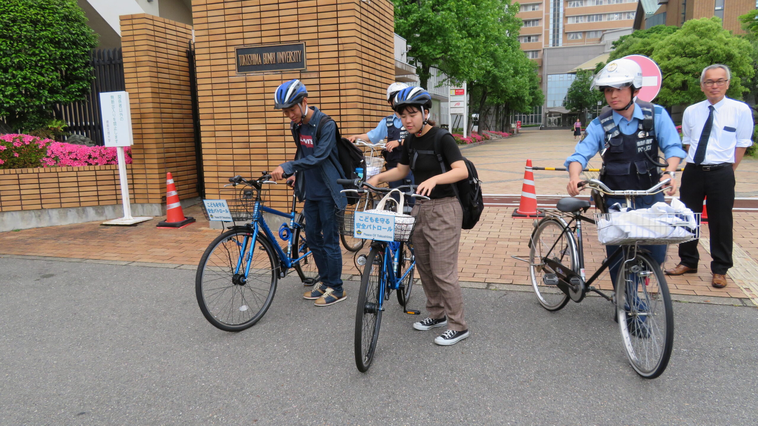 徳島文理大学の学生が自転車で小学校の通学路をパトロール — 「青チャリ」で子どもたちを犯罪被害から守る