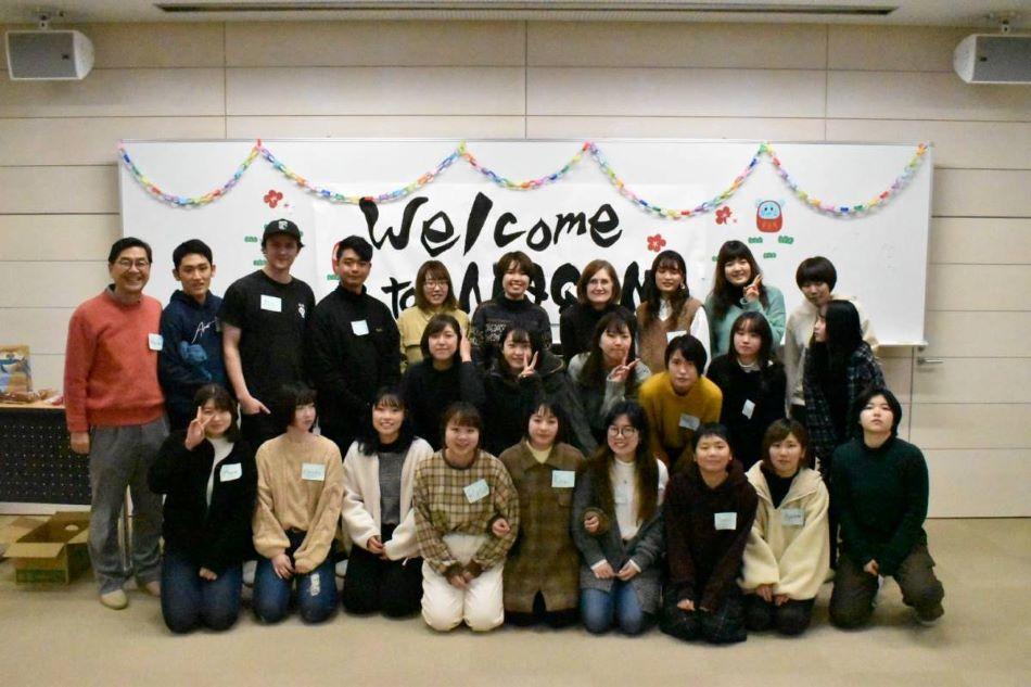 長野県立大学グローバルマネジメント学部の真野毅ゼミが3月3日に「やまのうちインターンシップ」成果発表会で発表 — カナダ・ビクトリア大学の学生との共同プロジェクト