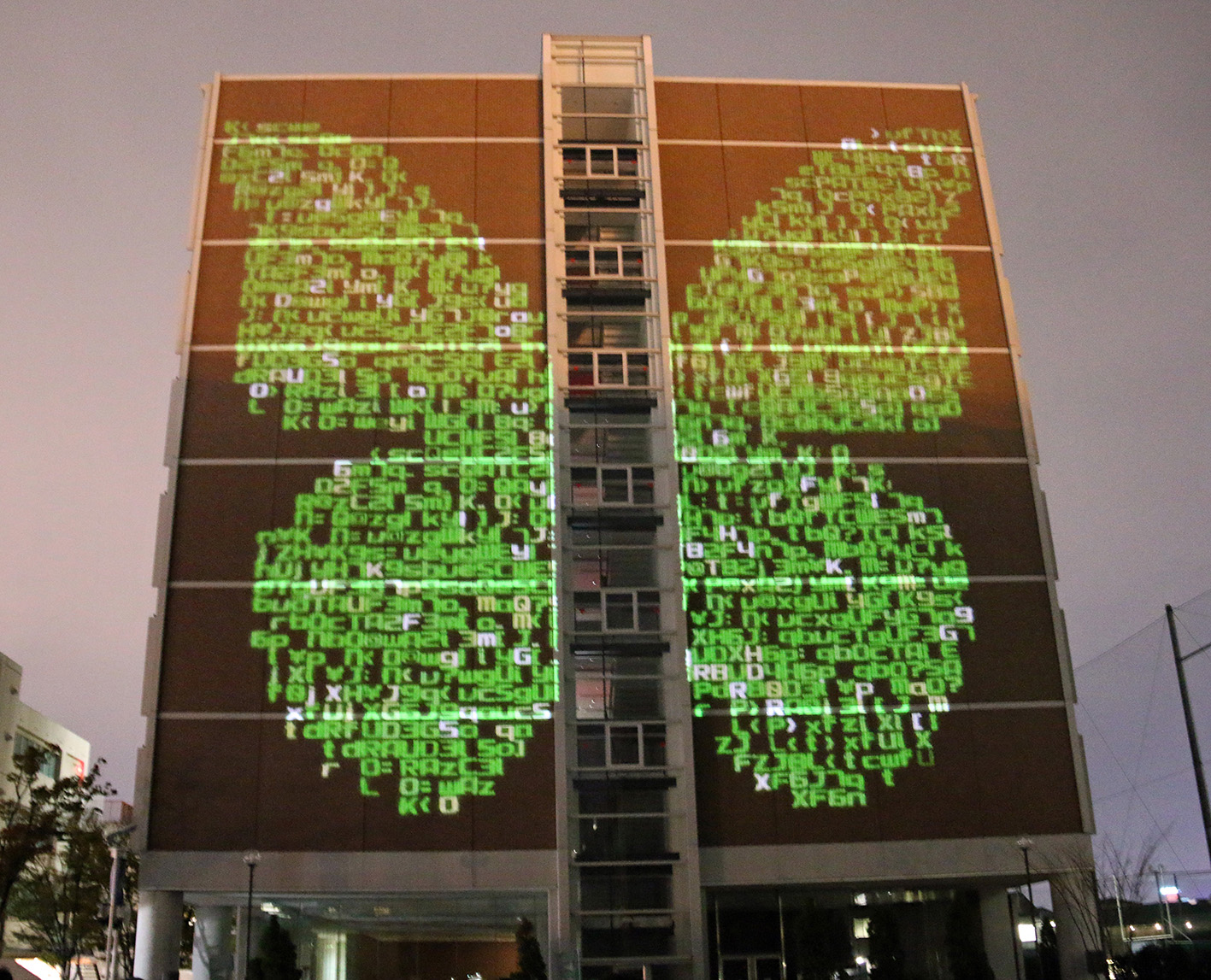 大学祭にあわせてホームカミングデーを開催 — 卒業生を招き、大学の懐かしい写真や新しい映像の技術を楽しむプロジェクションマッピング上映などを実施 — 大阪電気通信大学