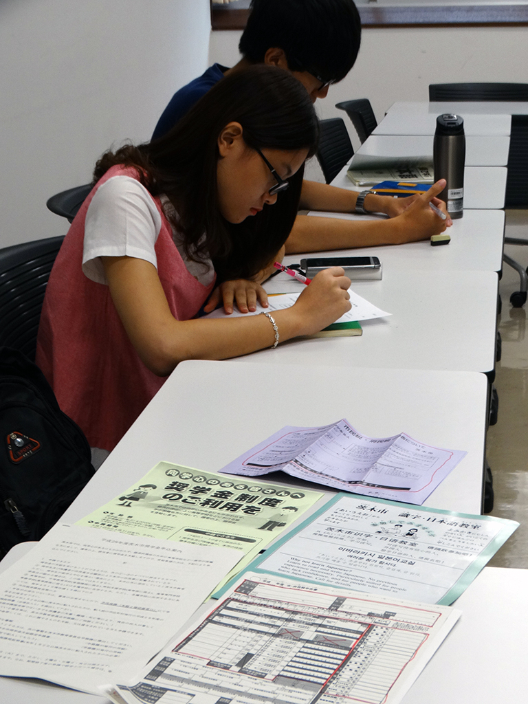 追手門学院大学の留学生が茨木市の国際化活動に協力 — 日本語の行政文書を中国語、ベトナム語に翻訳