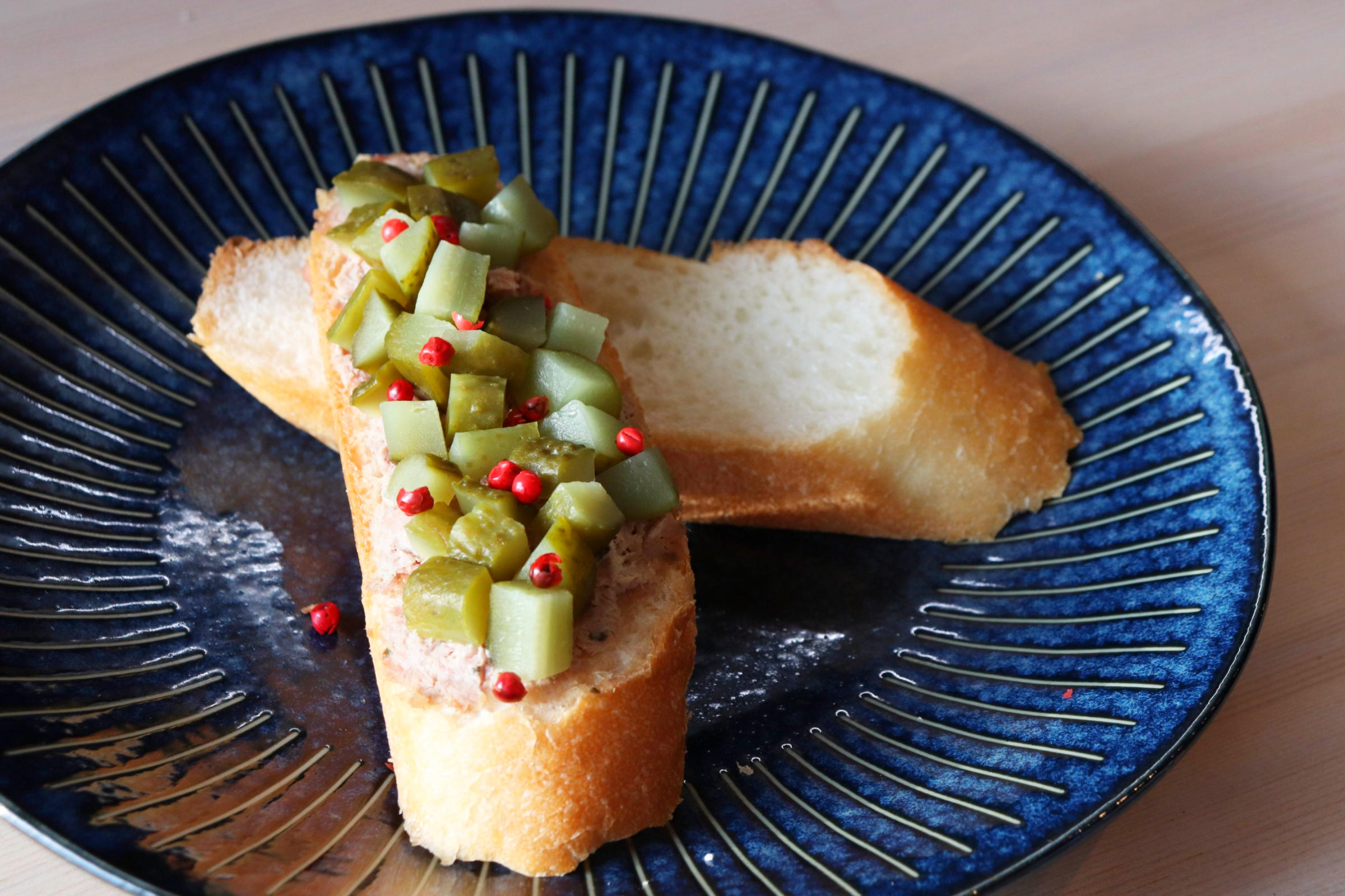 本から借用した飲食メニュー 知財の見地で〇×判定　学生らが書店向けオンライン研究報告会を開催 — 大阪工業大学