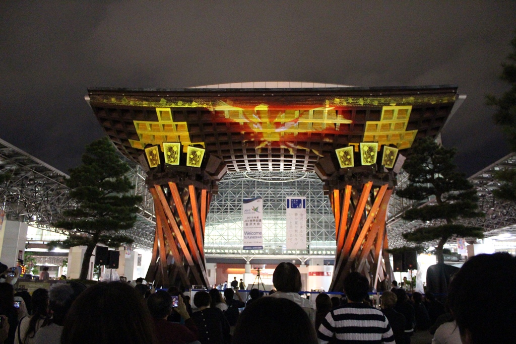 世界の「交流拠点都市金沢」の玄関を学生作品が彩る　金沢駅もてなしドーム「鼓門」プロジェクションマッピング「金澤月見ゲート」開催 — 金沢工業大学