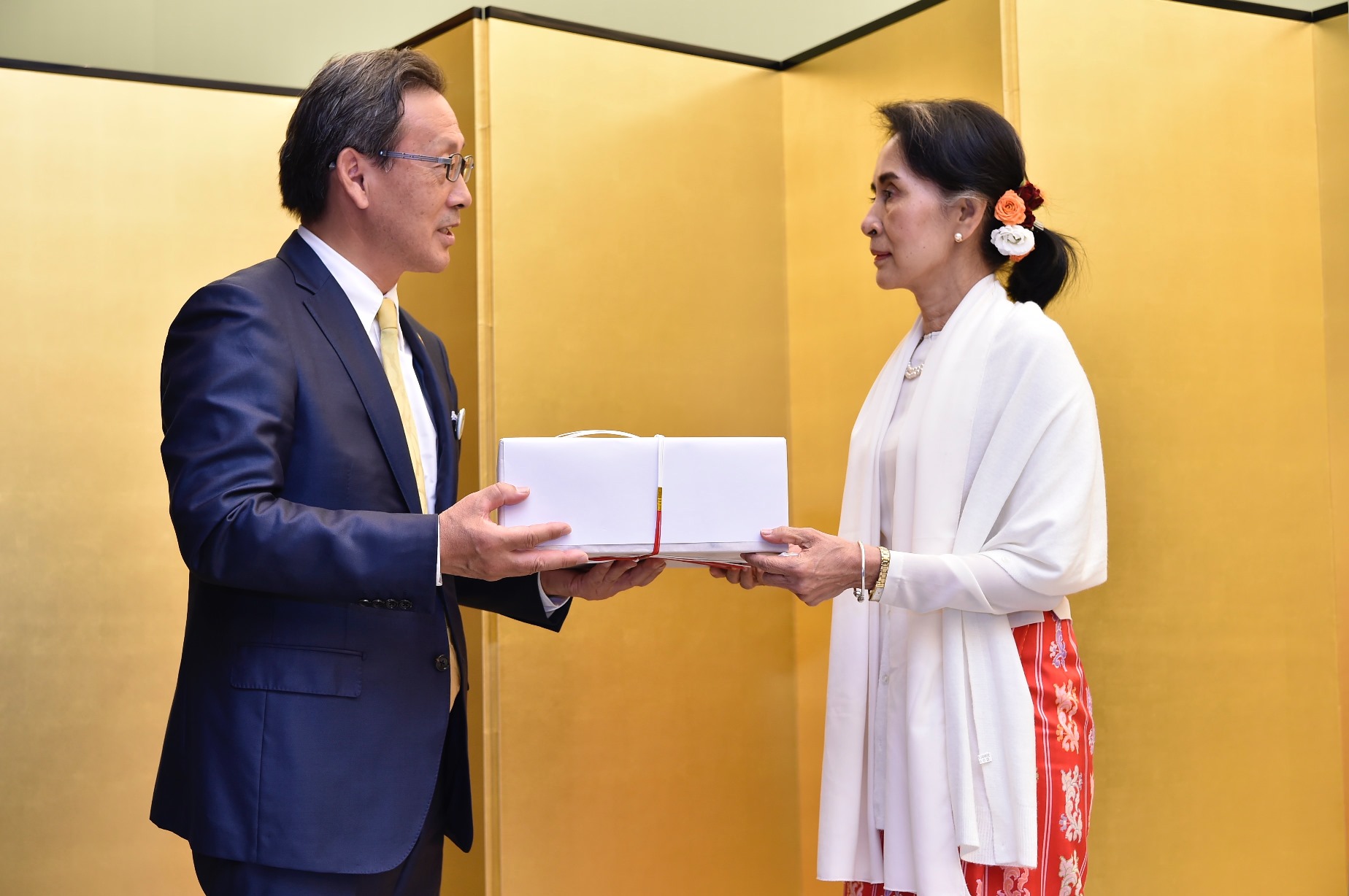 アウン・サン・スー・チー　ミャンマー連邦共和国国家最高顧問と龍谷大学生10名らが京都迎賓館で懇談会を実施 — ミャンマーとの学生交流や仏教研究等連携の促進へ