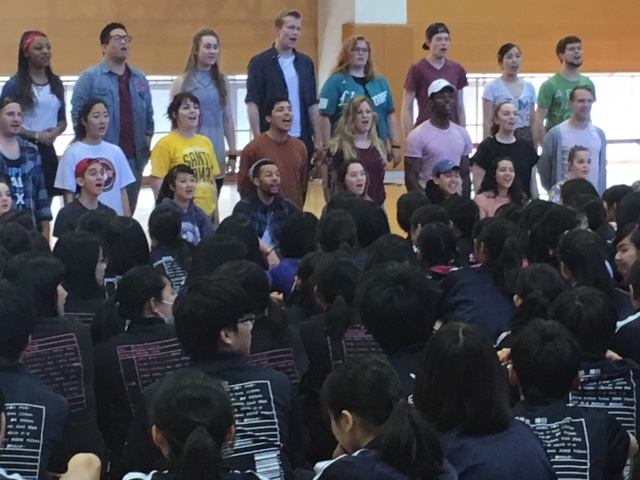 音楽と英語を通じて勇気を与えるパフォーマンス、「ヤングアメリカンズ」のジャパンツアーが明星中学校・高等学校を会場に2月24日～26日の3日間で地域開催。府中市内の小中学生や明星小学校、明星中高の児童・生徒が参加する一大イベント — 明星中学校・高等学校