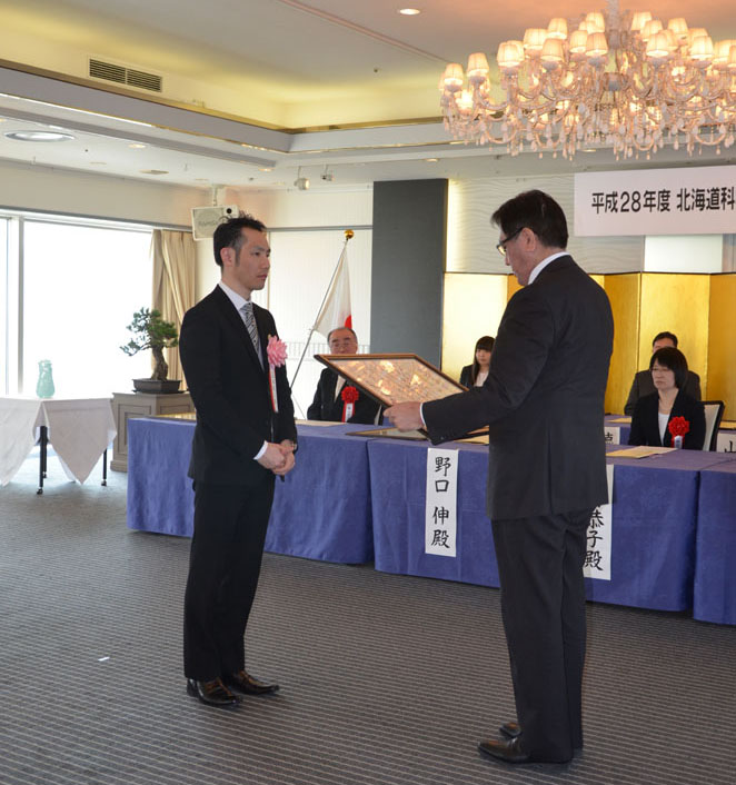 北翔大学スポーツ教育学科の山本敬三教授が「北海道科学技術奨励賞」を受賞 — ジャンプ競技に対する多様な功績が評価