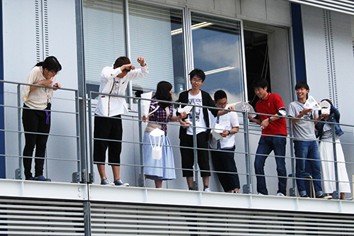 大阪電気通信大学が5月19日に工学部基礎理工学科の新入生歓迎イベント「卵落としコンテスト」を開催 — 科学とモノづくりの融合競技に新入生が挑戦