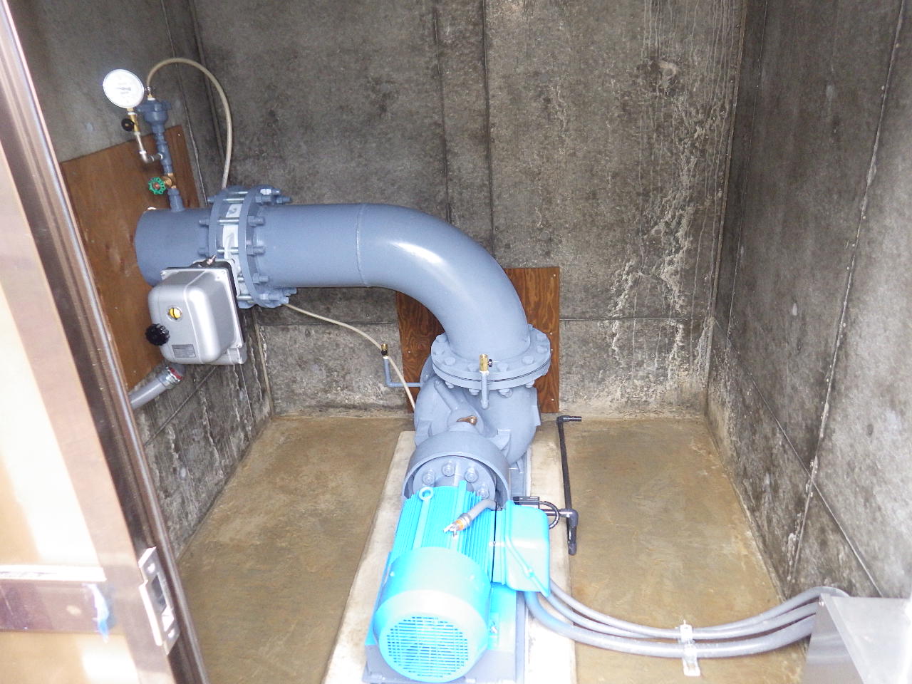 金沢工業大学研究ブランディング事業「地方創生研究所イノベーションハブプロジェクト」第一弾 — 流雪溝の流れを活用した小水力発電「白峰まちづくり発電所」完成式を開催