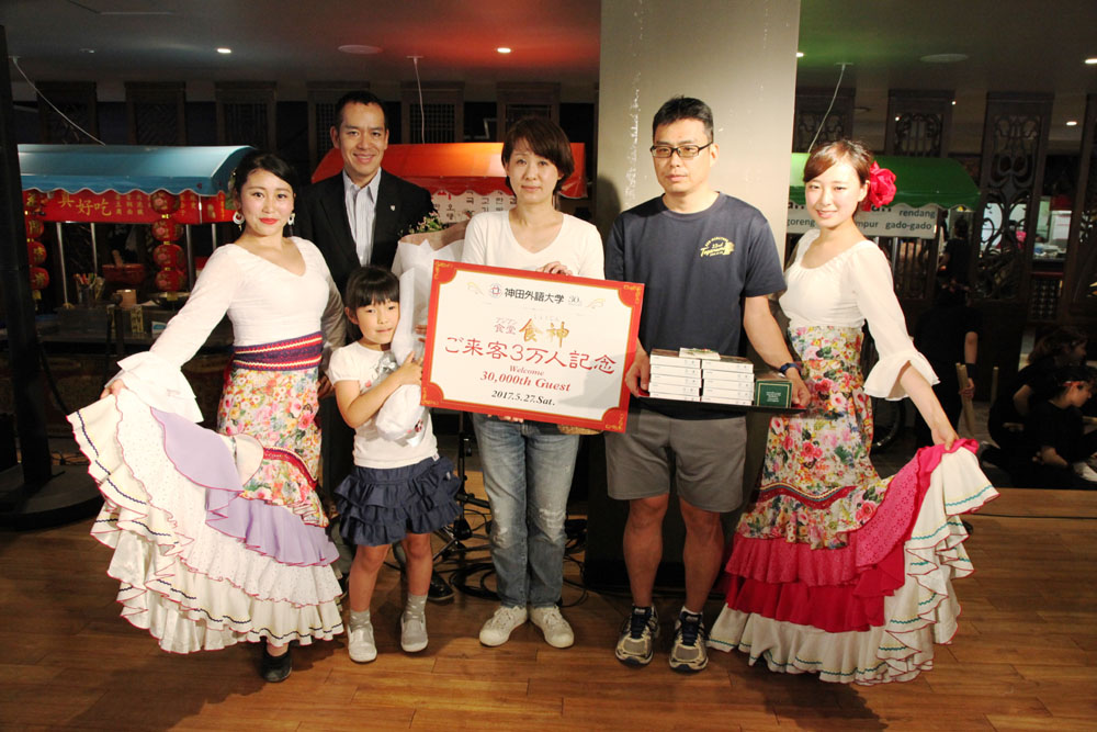神田外語大学のアジアン食堂「食神」の一般来客者数が営業開始3年で3万人を達成 — 同日開催された第13回幕張チャリティ・フリーマーケットも1,500人を超える来場者を記録