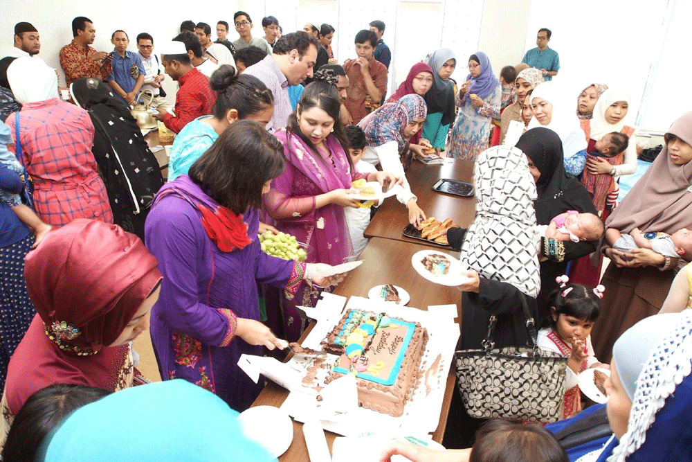 神田外語大学の学生食堂「食神」が6月25日、ラマダン明けに始まるイスラム二大祭の一つ「イード・アルフィトル」を祝う食事会を開催