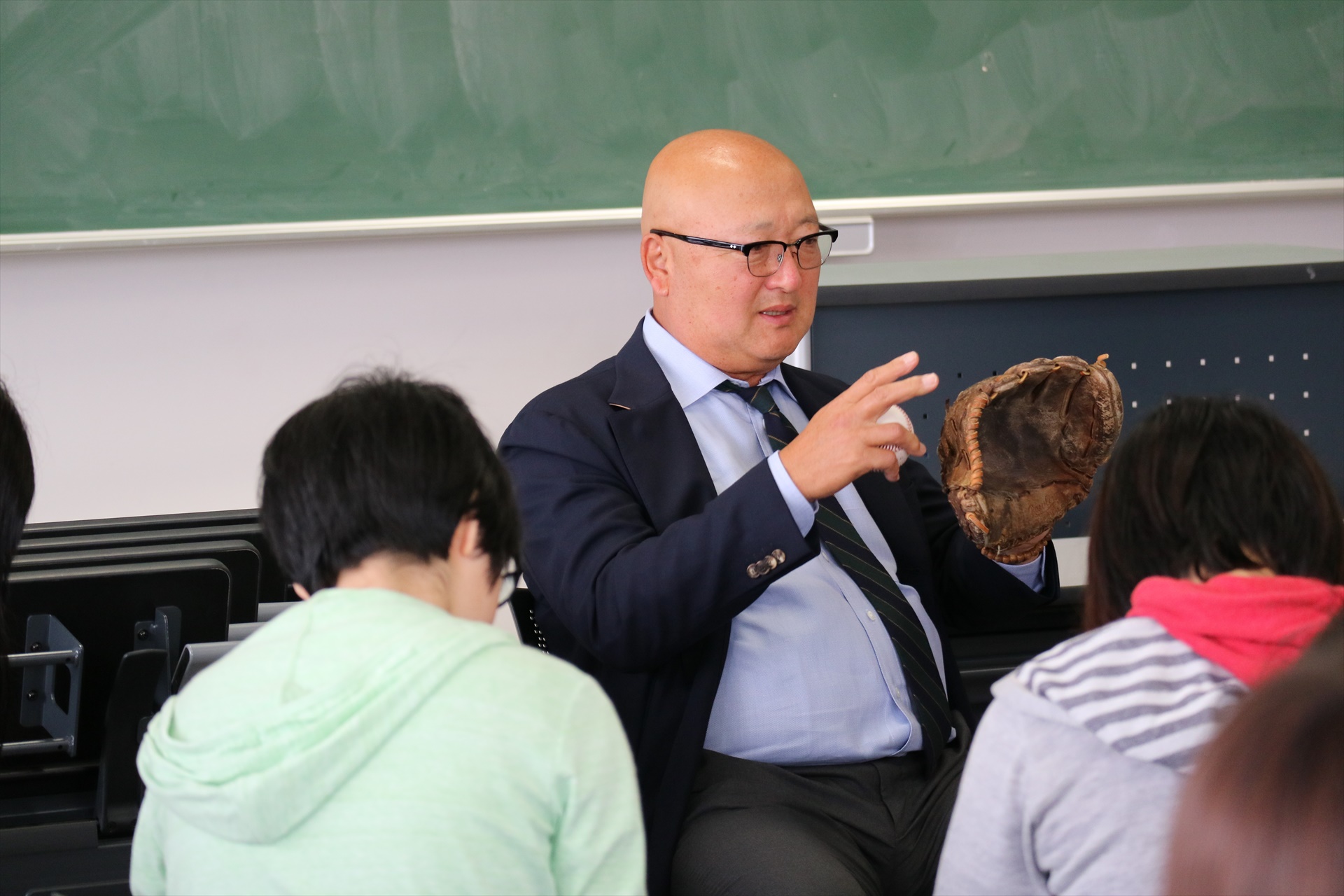 江戸川大学が元横浜ベイスターズ監督・山下大輔氏を招き特別講義を実施 –マスコミ志望の学生が「取材される側」の想いに触れる