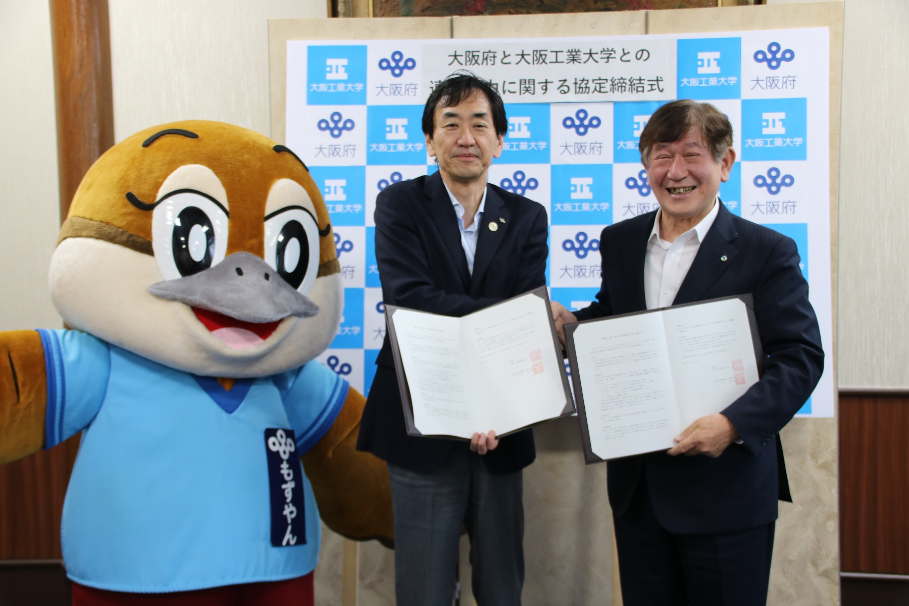 バッテリーを活用したロボットの普及などで一層の連携を図る — 大阪工業大学が大阪府と連携協定