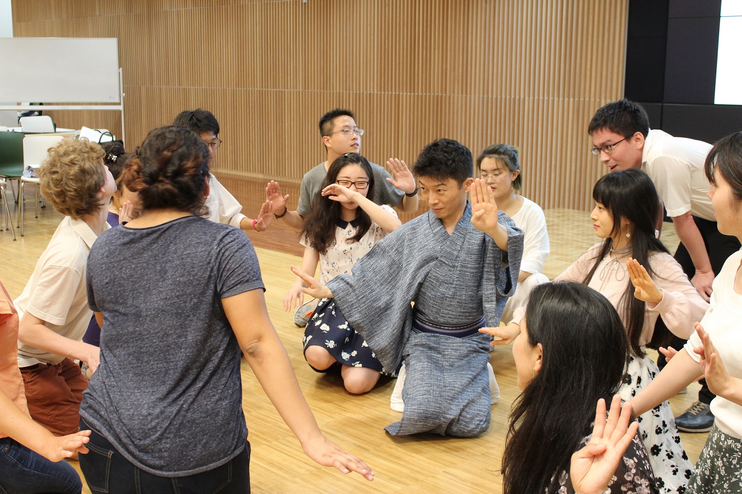 成蹊大学が留学生や在住外国人を対象に歌舞伎ワークショップを開催 — 大学から日本文化を発信