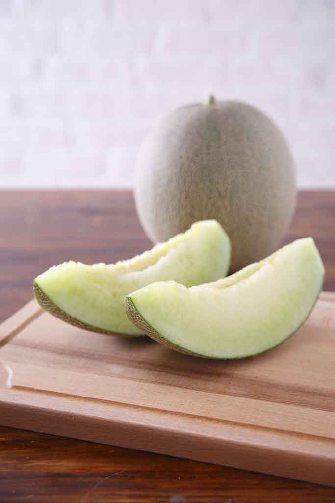 甘くて病気に強い新品種メロンの初収穫と試食を実施 — 近畿大学