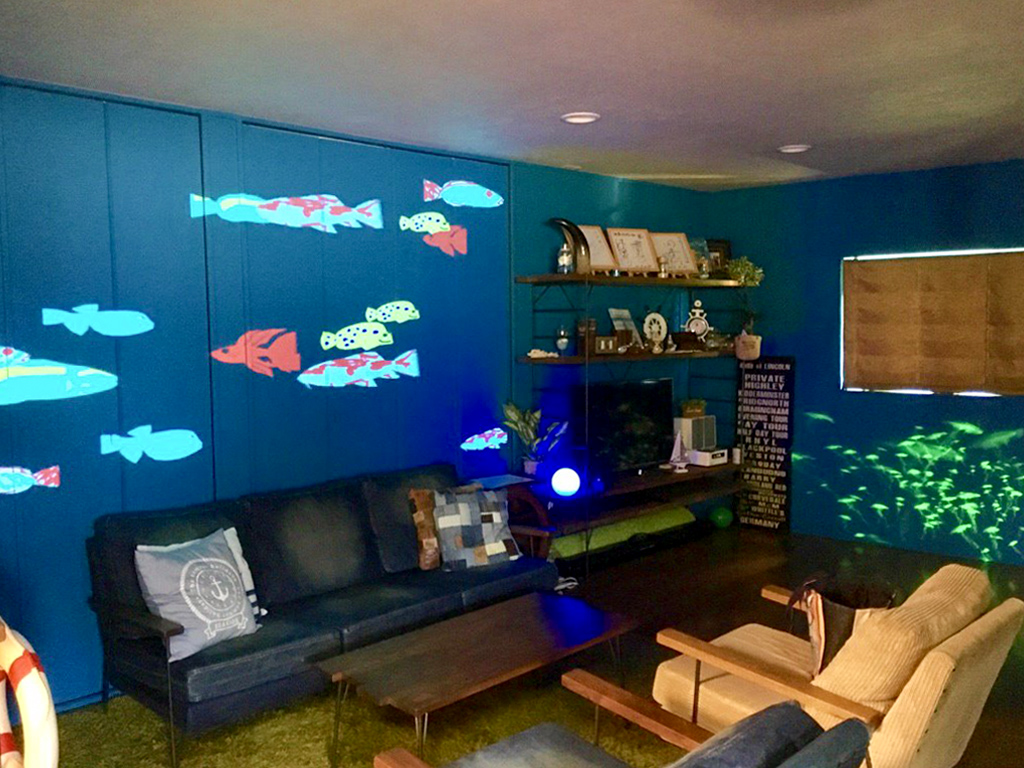 芝浦工業大学 — 学生団体制作のプロジェクションマッピングでレンタルスペースにアクアリウムが出現 ～自分でペイントした魚が泳ぐ空間を演出～