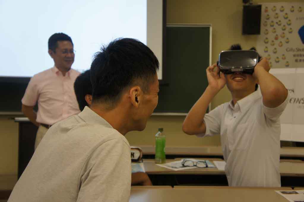 岐阜聖徳学園大学がオープンキャンパスでVRを使った模擬授業を実施 — アインシュタイン博士がテーマ、九州大学と共同開発