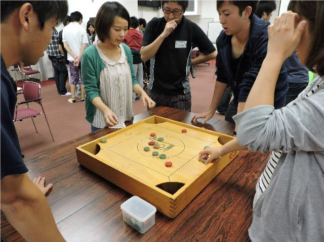滋賀県立大学9月20日に「第1回 学長杯争奪カロム大会」を開催 — 地元・彦根で親しまれているボードゲームで交流