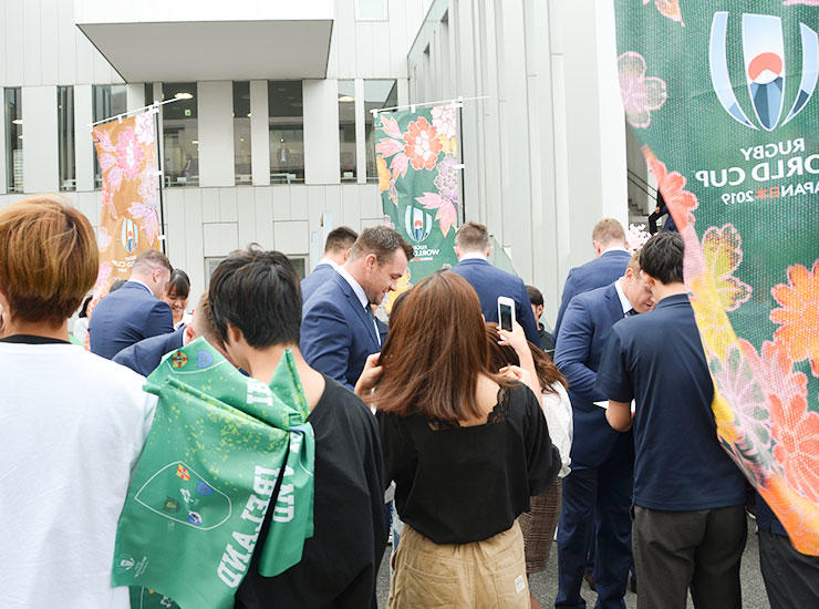 帝京平成大学の学生らがラグビーワールドカップ2019日本大会のチームウェルカムセレモニーに参加 — アイルランド代表選手らと交流