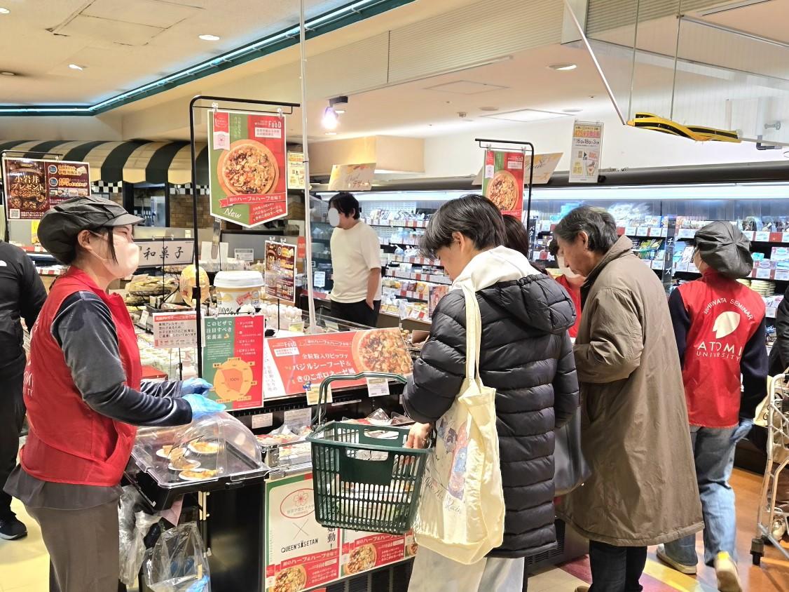 跡見学園女子大学_石渡ゼミ×クイーンズ伊勢丹の産学連携プロジェクト　同社初のハーフ＆ハーフ冷凍ピザ”ATOMI PIZZA”を共同開発